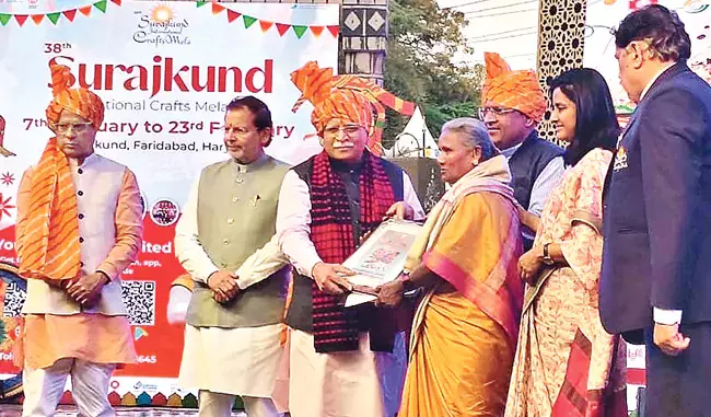 Andhra: कठपुतली कलाकार शिवम्मा को परम्परागत पुरस्कार मिला Andhra: कठपुतली कलाकार शिवम्मा को परम्परागत पुरस्कार मिला