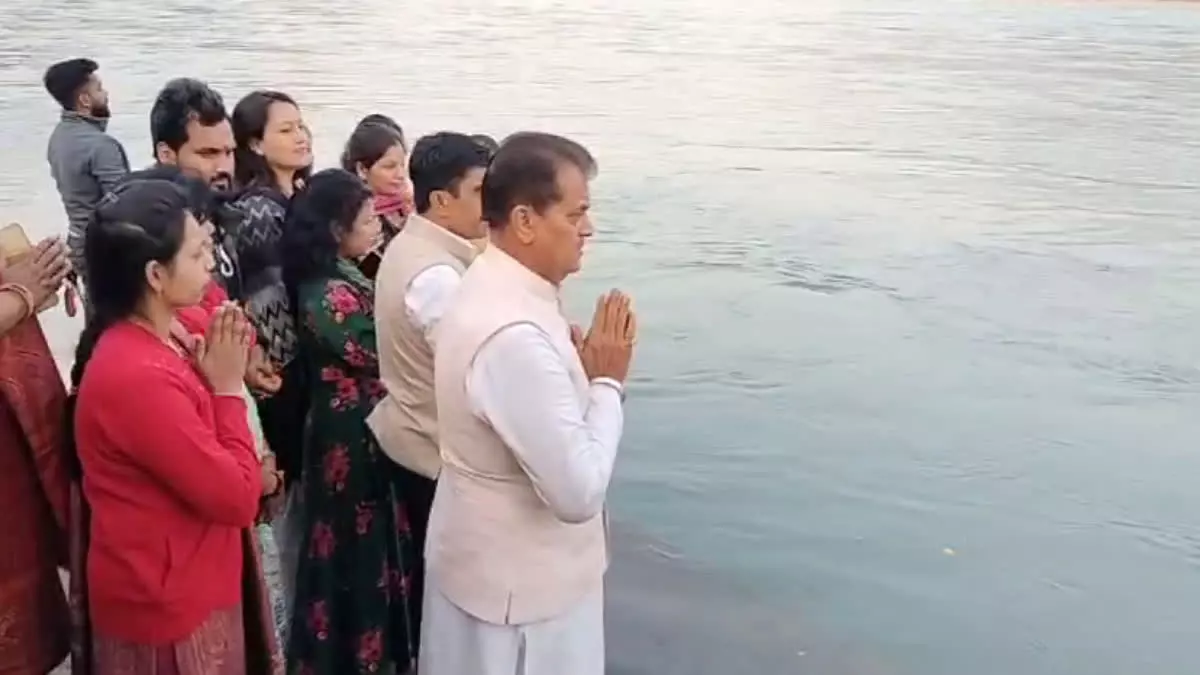 Rishikesh: मां गंगा की शरण में पहुंचे मंत्री प्रेमचंद अग्रवाल, लगाई न्याय की गुहार Rishikesh: मां गंगा की शरण में पहुंचे मंत्री प्रेमचंद अग्रवाल, लगाई न्याय की गुहार