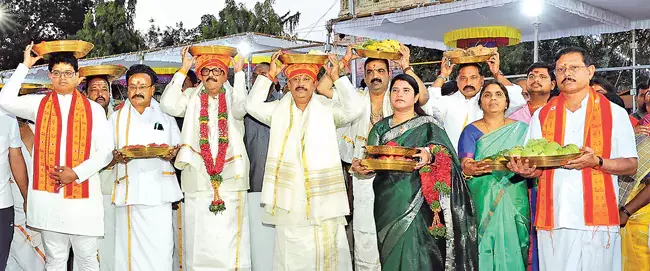 Andhra : श्रीशैलम महाक्षेत्र में महाशिवरात्रि ब्रह्मोत्सव बड़ी धूमधाम से मनाया जा रहा Andhra : श्रीशैलम महाक्षेत्र में महाशिवरात्रि ब्रह्मोत्सव बड़ी धूमधाम से मनाया जा रहा