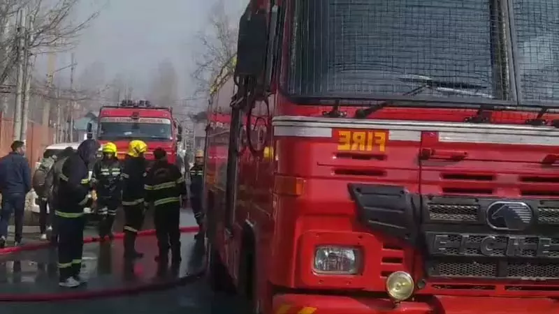 Srinagar के ईदगाह में तीन घरों में लगी आग Srinagar के ईदगाह में तीन घरों में लगी आग