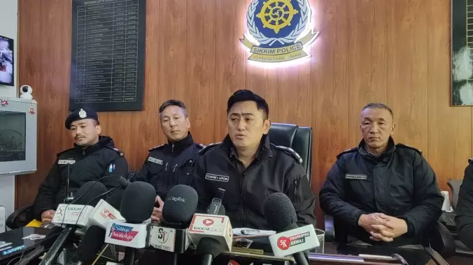 Sikkim : भड़काऊ भाषण के आरोपी को पांच दिन की पुलिस रिमांड पर भेजा गया Sikkim : भड़काऊ भाषण के आरोपी को पांच दिन की पुलिस रिमांड पर भेजा गया