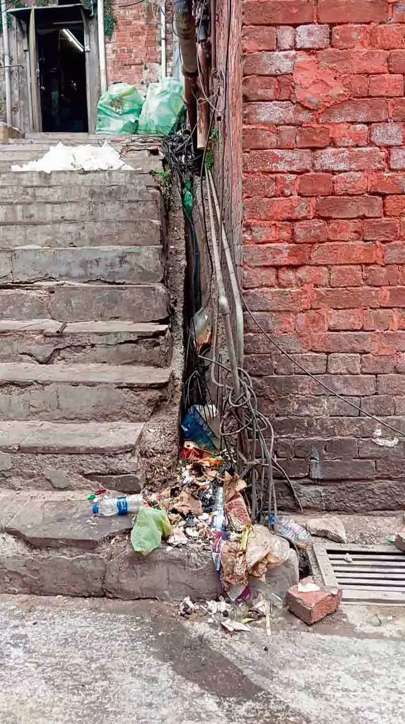 Shimla की नालियाँ कचरे से अटी पड़ी हैं Shimla की नालियाँ कचरे से अटी पड़ी हैं
