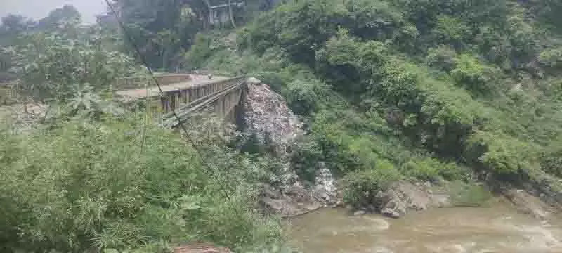 Himachal: जल-मार्गों और जंगलों में प्लास्टिक कचरे का डंपिंग बेरोकटोक जारी Himachal: जल-मार्गों और जंगलों में प्लास्टिक कचरे का डंपिंग बेरोकटोक जारी