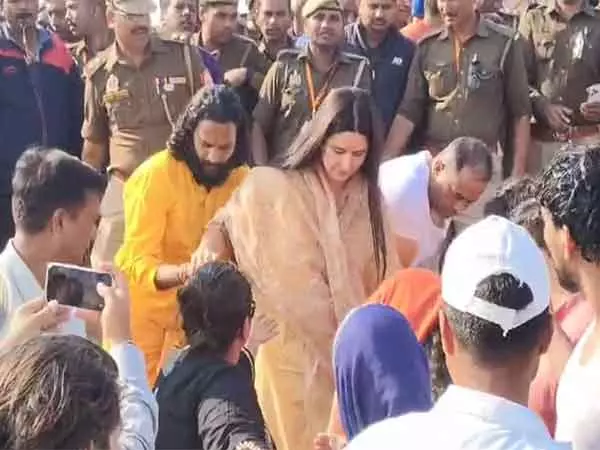Katrina Kaif ने त्रिवेणी संगम में पवित्र स्नान की Katrina Kaif ने त्रिवेणी संगम में पवित्र स्नान की