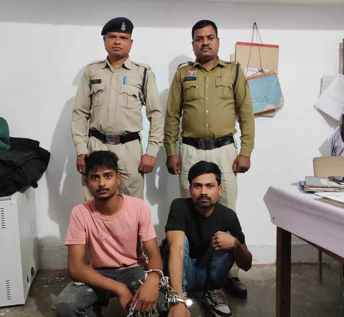 दुकान और कार में आग लगाने वाले दो आरोपी गिरफ्तार, पुलिस ने भेजा रिमांड पर दुकान और कार में आग लगाने वाले दो आरोपी गिरफ्तार, पुलिस ने भेजा रिमांड पर