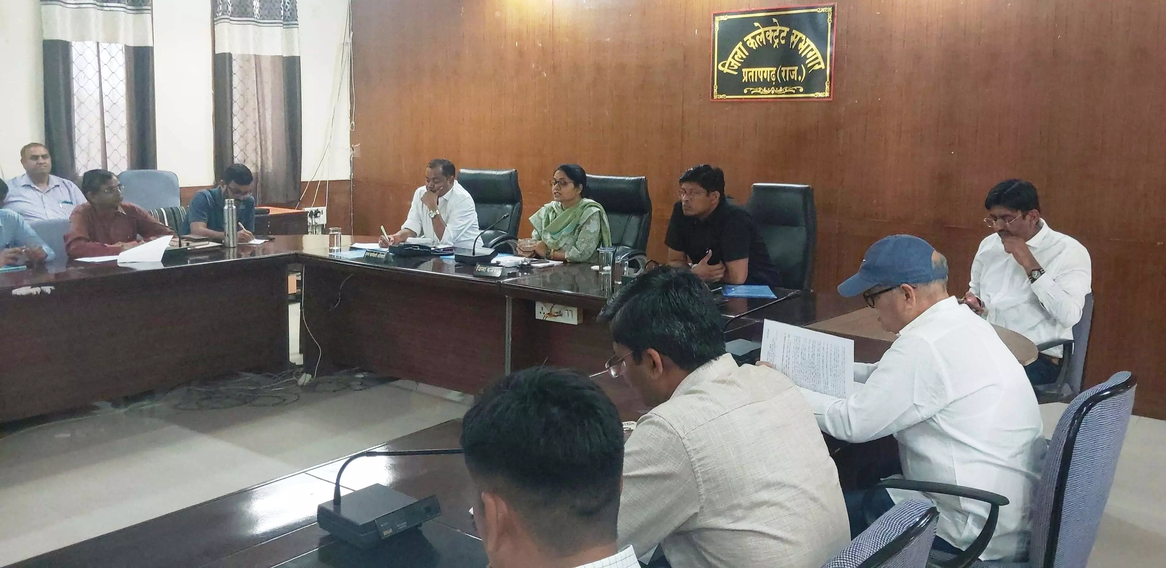 Pratapgarh: जिला कलेक्टर की अध्यक्षता में साप्ताहिक समीक्षा बैठक आयोजित Pratapgarh: जिला कलेक्टर की अध्यक्षता में साप्ताहिक समीक्षा बैठक आयोजित