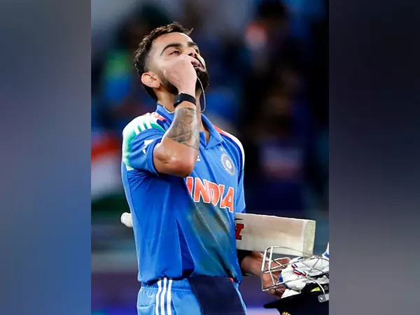 विराट कोहली ने Pak के खिलाफ शतक लगाकर बनाया अनोखा वनडे रिकॉर्ड, बने शीर्ष खिलाड़ियों में शामिल विराट कोहली ने Pak के खिलाफ शतक लगाकर बनाया अनोखा वनडे रिकॉर्ड, बने शीर्ष खिलाड़ियों में शामिल