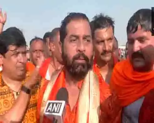 महाराष्ट्र के उपमुख्यमंत्री ने परिवार के साथ महाकुंभ का दौरा किया, संगम में पवित्र स्नान किया महाराष्ट्र के उपमुख्यमंत्री ने परिवार के साथ महाकुंभ का दौरा किया, संगम में पवित्र स्नान किया