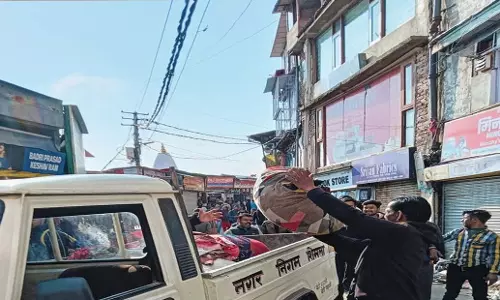 Himachal: शिमला नगर निगम ने बाजारों से अनाधिकृत रेहड़ी-पटरी वालों को हटाया
