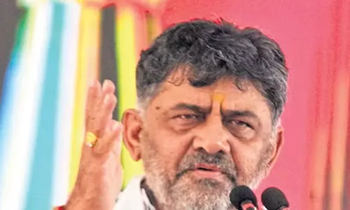 Karnataka: डीकेएस ने विरोधियों को मात दी, कहा कांग्रेस का नेतृत्व करेंगे Karnataka: डीकेएस ने विरोधियों को मात दी, कहा कांग्रेस का नेतृत्व करेंगे