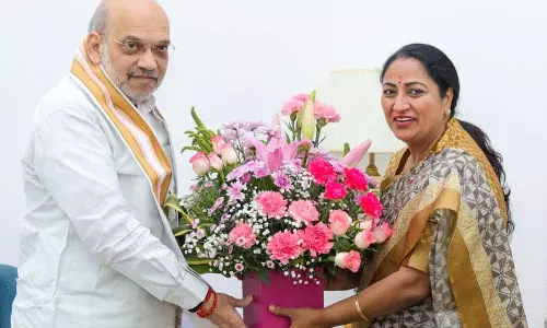 दिल्ली विधानसभा के पहले सत्र से रेखा ने गृह मंत्री और रक्षा मंत्री से मुलाकात की दिल्ली विधानसभा के पहले सत्र से रेखा ने गृह मंत्री और रक्षा मंत्री से मुलाकात की