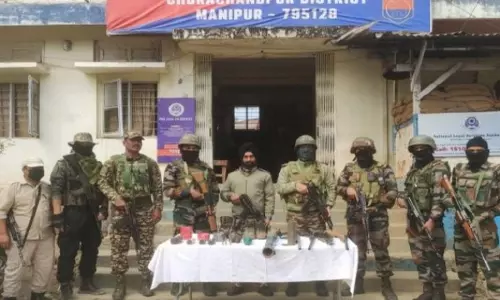 मणिपुर पुलिस की अपील के बाद Imphal में लोगों ने स्वेच्छा से अवैध हथियार सरेंडर किए