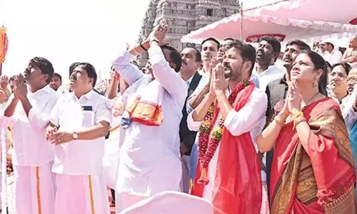 Telangana: सीएम ने सोने से जड़ित विमान गोपुरम का अनावरण किया