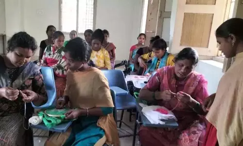 Andhra: गर्भवती महिलाओं को कढ़ाई का प्रशिक्षण दिया गया Andhra: गर्भवती महिलाओं को कढ़ाई का प्रशिक्षण दिया गया