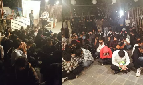 Jaipur: रेव पार्टी पर पुलिस का बड़ा एक्शन Jaipur: रेव पार्टी पर पुलिस का बड़ा एक्शन