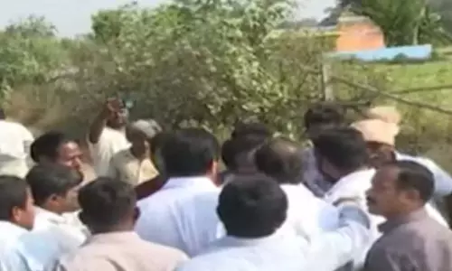 Andhra: वाईएसआरसीपी नेताओं के रेत के ढेरों का दौरा करने से तनाव व्याप्त