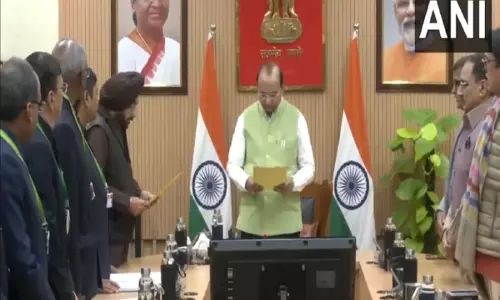 दिल्ली विधानसभा का पहला सत्र शुरू, Arvinder Singh Lovely ने ली प्रोटेम स्पीकर की शपथ