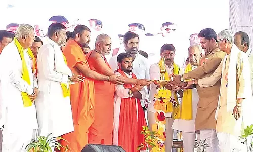 Raichur : सामूहिक विवाह समारोह में विधायक के बच्चों की शादी हुई