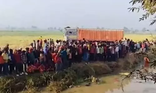 Bihar में सड़क दुर्घटना में सात लोगों की मौत, ग्रामीणों ने विरोध में सड़क जाम किया Bihar में सड़क दुर्घटना में सात लोगों की मौत, ग्रामीणों ने विरोध में सड़क जाम किया
