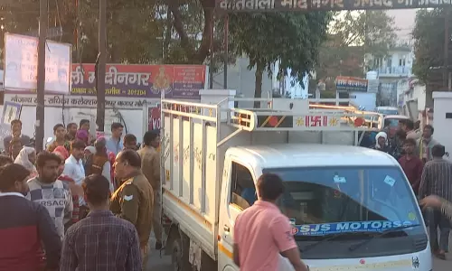 Ghaziabad: सड़क हादसे में घायल युवक की मौत के बाद लोगों का आक्रोश भड़क उठा