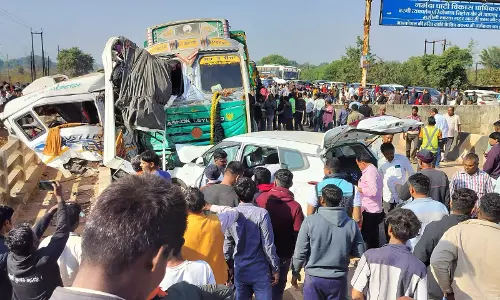 Jabalpur में तीर्थयात्रियों की गाड़ी दुर्घटनाग्रस्त हुई, छह की मौत हुई