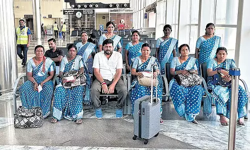 Davanagere: किसान 10 महिला मजदूरों को विमान से गोवा की सैर पर ले गया Davanagere: किसान 10 महिला मजदूरों को विमान से गोवा की सैर पर ले गया