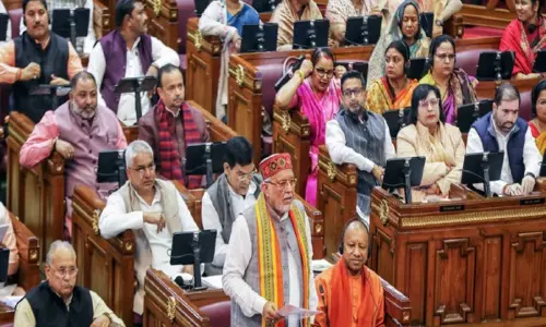 समाजवादी पार्टी के विधायकों ने Brajesh Pathak की टिप्पणी के खिलाफ विधानसभा में प्रदर्शन किया