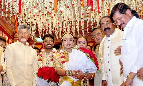 CM Naidu ने तिरुपति-नेल्लोर में शादी समारोह में हिस्सा लिया CM Naidu ने तिरुपति-नेल्लोर में शादी समारोह में हिस्सा लिया