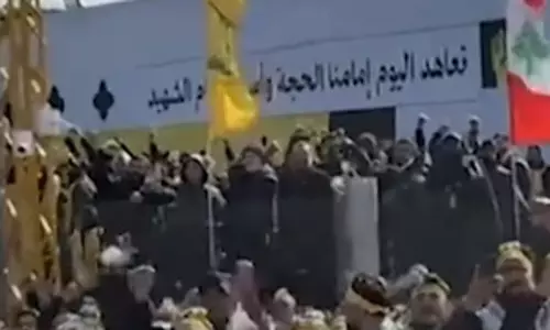 इजरायली फ्लाईओवर के बीच Hezbollah नेताओं के अंतिम संस्कार के लिए बेरूत में हजारों लोग एकत्र हुए इजरायली फ्लाईओवर के बीच Hezbollah नेताओं के अंतिम संस्कार के लिए बेरूत में हजारों लोग एकत्र हुए