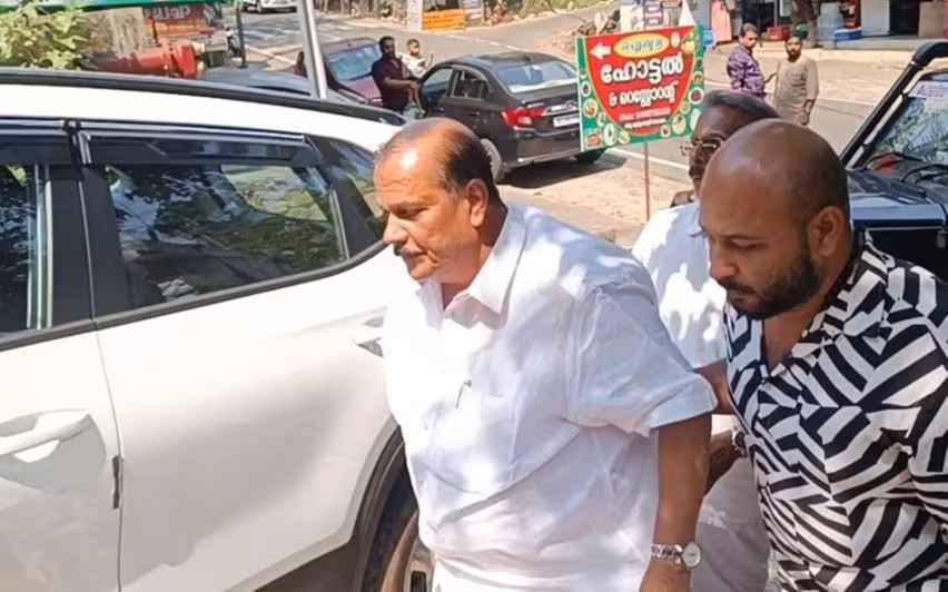 Kerala : भड़काऊ भाषण मामले में भाजपा नेता पीसी जॉर्ज ने एराट्टुपेट्टा कोर्ट में किया आत्मसमर्पण Kerala : भड़काऊ भाषण मामले में भाजपा नेता पीसी जॉर्ज ने एराट्टुपेट्टा कोर्ट में किया आत्मसमर्पण