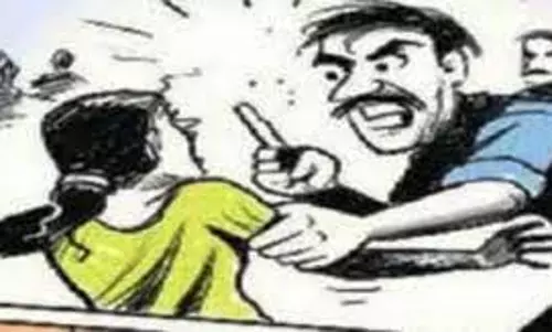 Sonbhadra: पारिवारिक कलह के चलते देवर ने भाभी को पीटा, बच्चे भी घायल Sonbhadra: पारिवारिक कलह के चलते देवर ने भाभी को पीटा, बच्चे भी घायल
