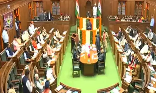 दिल्ली विधानसभा का पहला सत्र आज से शुरू, लवली ने प्रोटेम स्पीकर के रूप में शपथ ली दिल्ली विधानसभा का पहला सत्र आज से शुरू, लवली ने प्रोटेम स्पीकर के रूप में शपथ ली