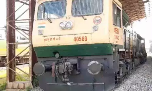 Tiruvarur में बजरी ले जा रही मालगाड़ी पटरी से उतरी Tiruvarur में बजरी ले जा रही मालगाड़ी पटरी से उतरी