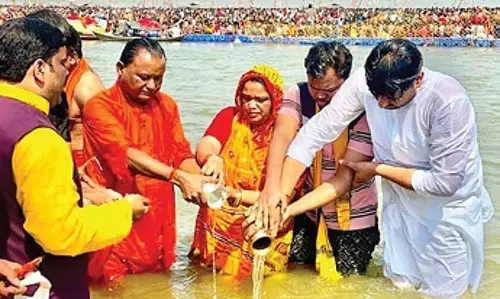 CM मोहन चरण माझी ने त्रिवेणी संगम में पवित्र डुबकी लगाई CM मोहन चरण माझी ने त्रिवेणी संगम में पवित्र डुबकी लगाई