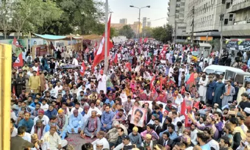 Sindh में छह नहरों के खिलाफ विरोध प्रदर्शन के कारण राष्ट्रीय राजमार्ग अवरुद्ध