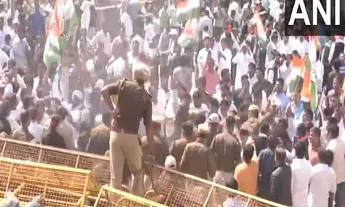 Congress ने राजस्थान विधानसभा के बाहर किया विशाल प्रदर्शन