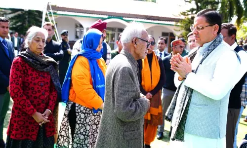 CM Dhami ने पुलिस महानिरीक्षक के पार्थिव शरीर पर श्रद्धांजलि अर्पित की