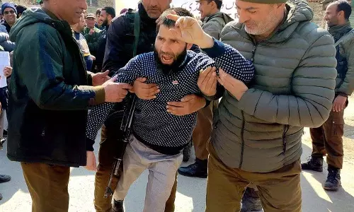 Jammu: सरकार के खिलाफ मार्च कर रहे दिव्यांग प्रदर्शनकारियों को पुलिस ने हिरासत में लिया