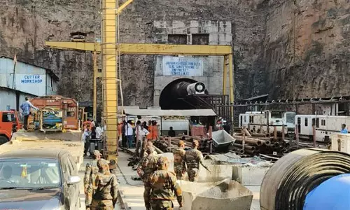 पानी निकालने का काम चल रहा है: SLBC सुरंग बचाव अभियान पर जिला कलेक्टर संतोष पानी निकालने का काम चल रहा है: SLBC सुरंग बचाव अभियान पर जिला कलेक्टर संतोष