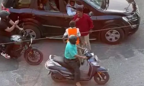 Karnataka: ड्यूटी पर तैनात ट्रैफिक पुलिसकर्मी को परेशान करने के आरोप में दो लोगों को हिरासत में लिया Karnataka: ड्यूटी पर तैनात ट्रैफिक पुलिसकर्मी को परेशान करने के आरोप में दो लोगों को हिरासत में लिया