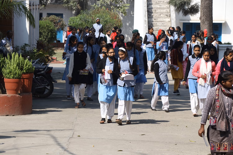Shamli: यूपी बोर्ड के पेपर देकर खिल उठे विद्यार्थियों के चेहरे Shamli: यूपी बोर्ड के पेपर देकर खिल उठे विद्यार्थियों के चेहरे