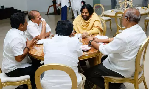 Andhra : पवन कल्याण ने प्रत्येक विधायक से अलग-अलग बात की Andhra : पवन कल्याण ने प्रत्येक विधायक से अलग-अलग बात की