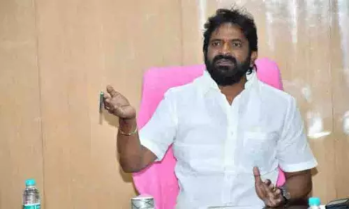 तेलंगाना के पूर्व मंत्री श्रीनिवास गौड़ ने Hyderabad स्थित नीरा कैफे के निजीकरण की निंदा की