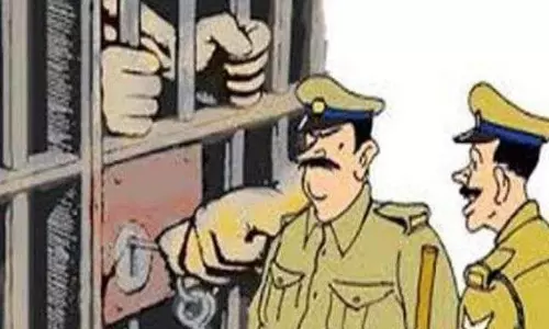 Ghaziabad: पुलिस ने पेट्रोल पंप लूट के दो आरोपी को गिरफ्तार किया