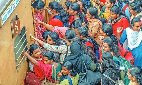 Kerala में सुरक्षित रेल यात्रा के लिए संघर्ष कर रही हैं महिलाएं