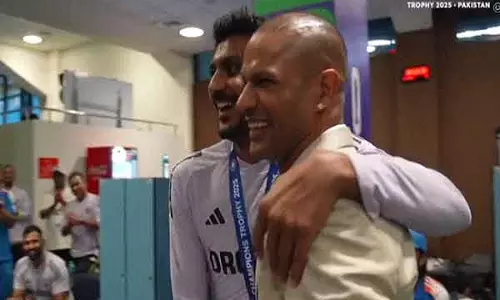 शिखर धवन ने Pak पर जीत के बाद अक्षर को फील्डर ऑफ द मैच का पदक प्रदान किया शिखर धवन ने Pak पर जीत के बाद अक्षर को फील्डर ऑफ द मैच का पदक प्रदान किया