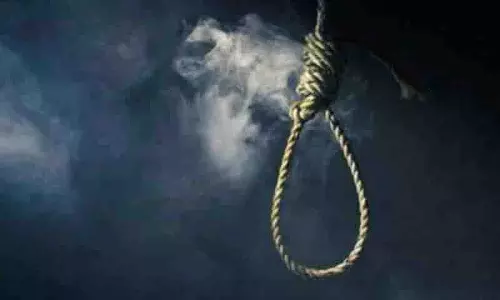 Telangana में कर्ज का बोझ न उठा पाने के कारण दो और किसानों ने आत्महत्या की Telangana में कर्ज का बोझ न उठा पाने के कारण दो और किसानों ने आत्महत्या की