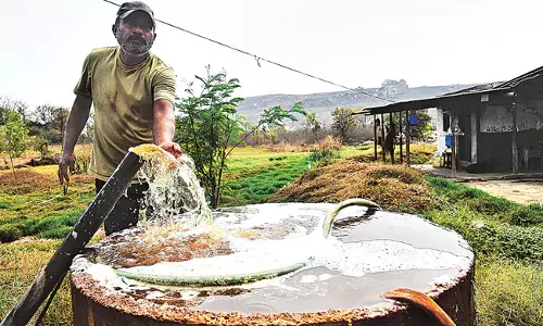 Telangana : उद्योगों से निकलने वाला रासायनिक अपशिष्ट बगल के तालाब में बह रहा Telangana : उद्योगों से निकलने वाला रासायनिक अपशिष्ट बगल के तालाब में बह रहा