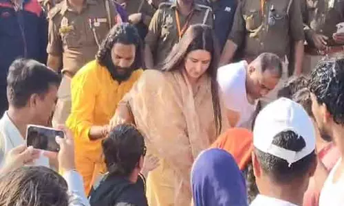 Katrina Kaif ने त्रिवेणी संगम में पवित्र स्नान की Katrina Kaif ने त्रिवेणी संगम में पवित्र स्नान की