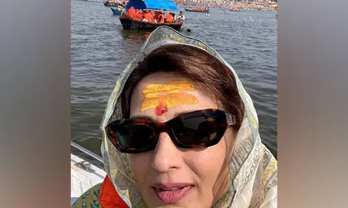 Sonali Bendre ने महाकुंभ मेला 2025 के दौरान त्रिवेणी संगम में पवित्र डुबकी लगाई Sonali Bendre ने महाकुंभ मेला 2025 के दौरान त्रिवेणी संगम में पवित्र डुबकी लगाई